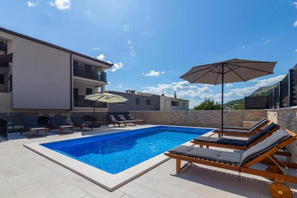Milas With Pool Apartment Jesenice (Split-Dalmatia)