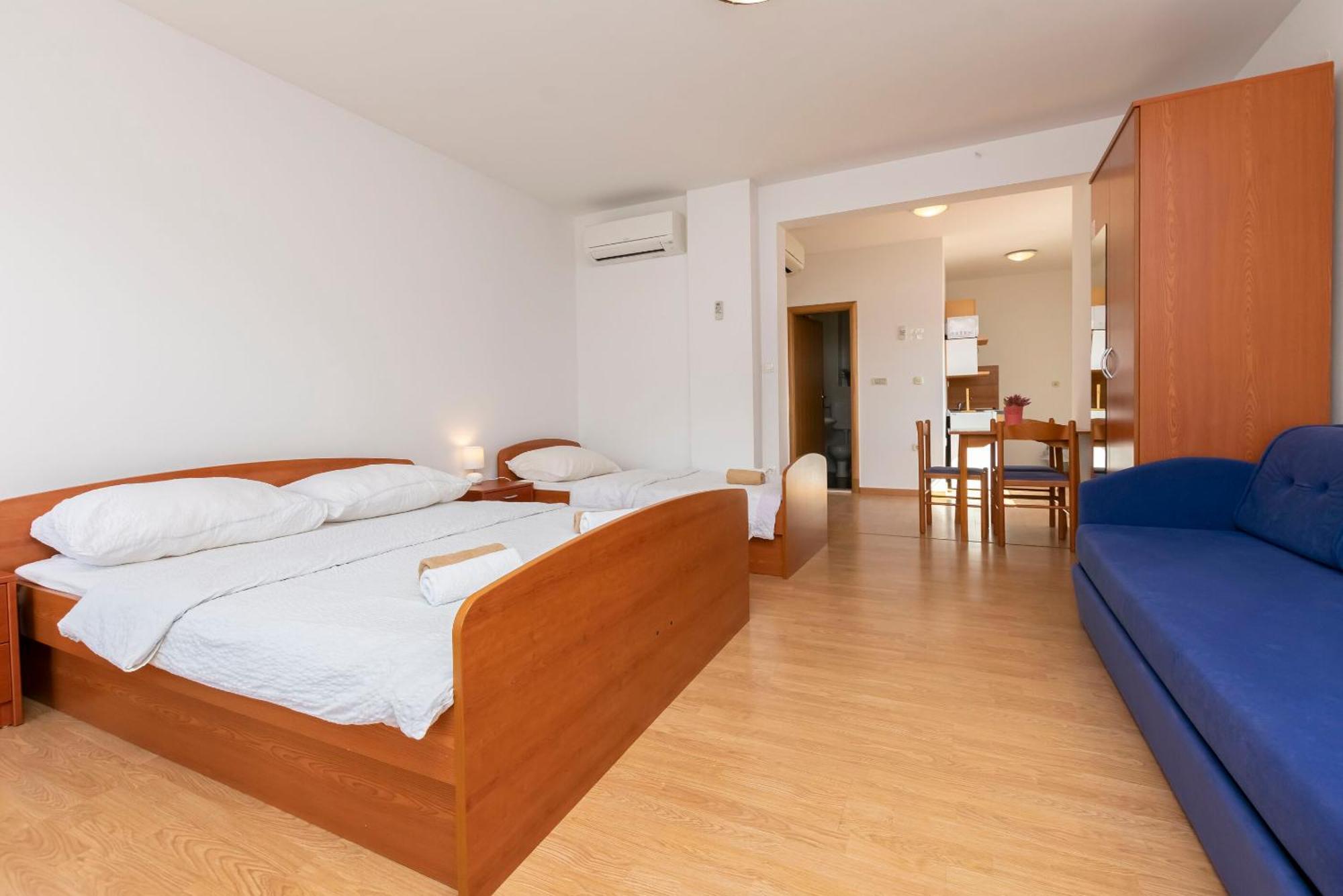 Apartment Milas With Pool Jesenice (Split-Dalmatia)
