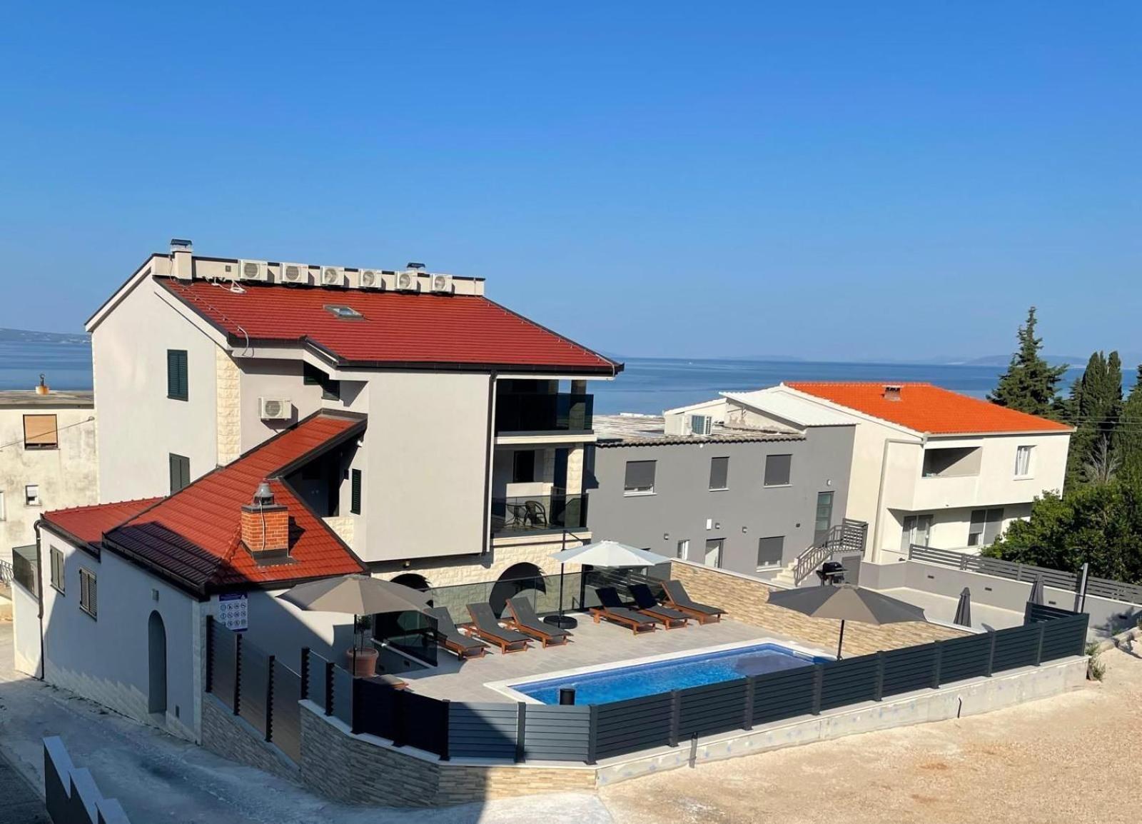 Milas With Pool Apartment Jesenice (Split-Dalmatia)