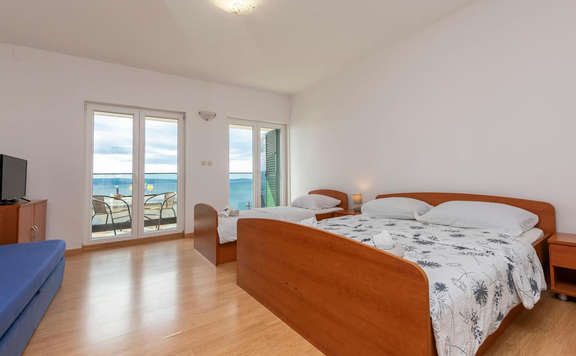 Apartment Milas With Pool Jesenice (Split-Dalmatia)