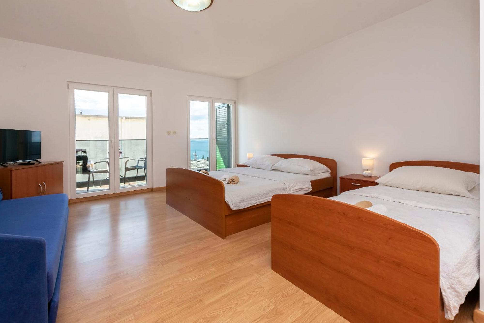 Milas With Pool Apartment Jesenice (Split-Dalmatia)