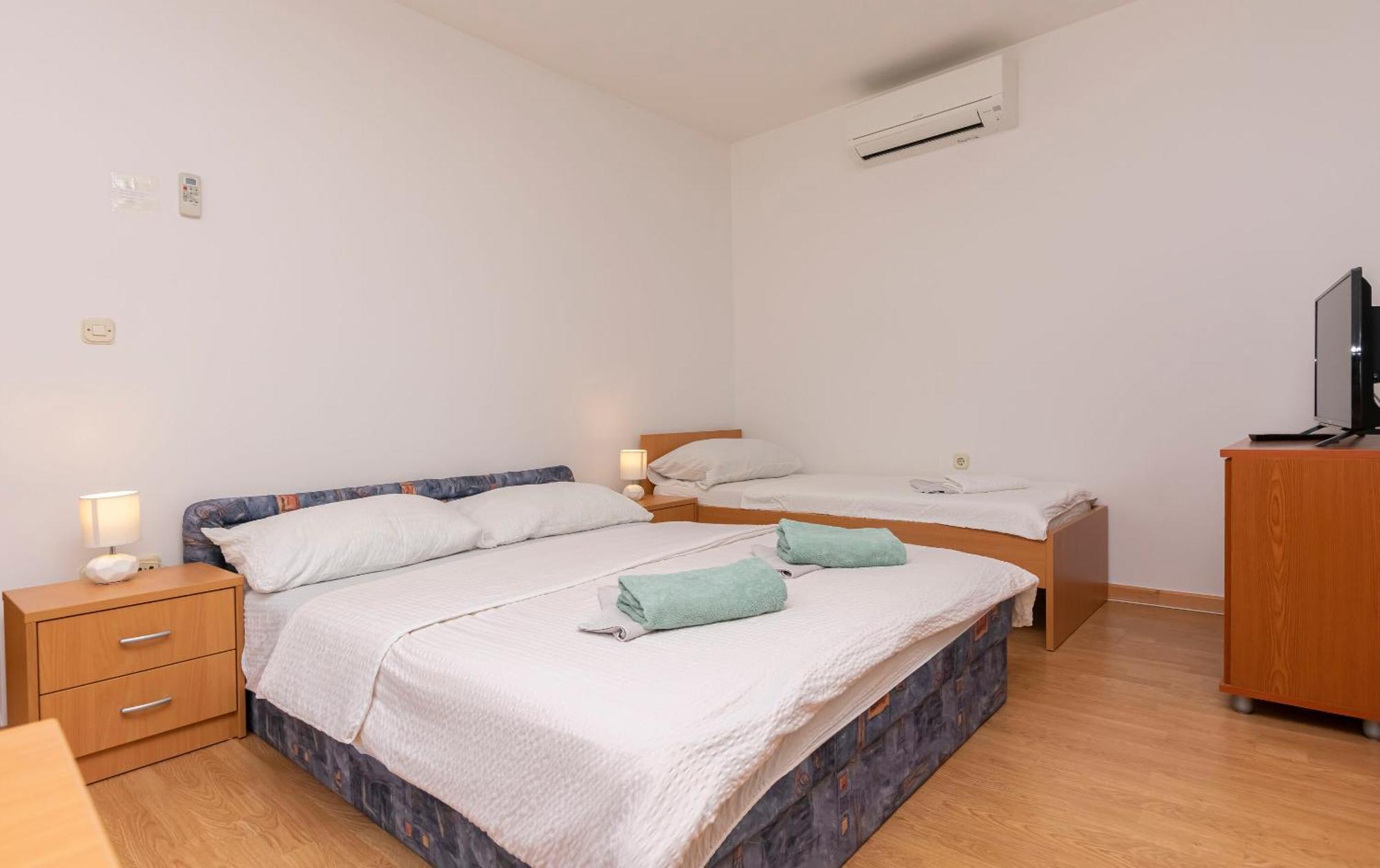Apartment Milas With Pool Jesenice (Split-Dalmatia)