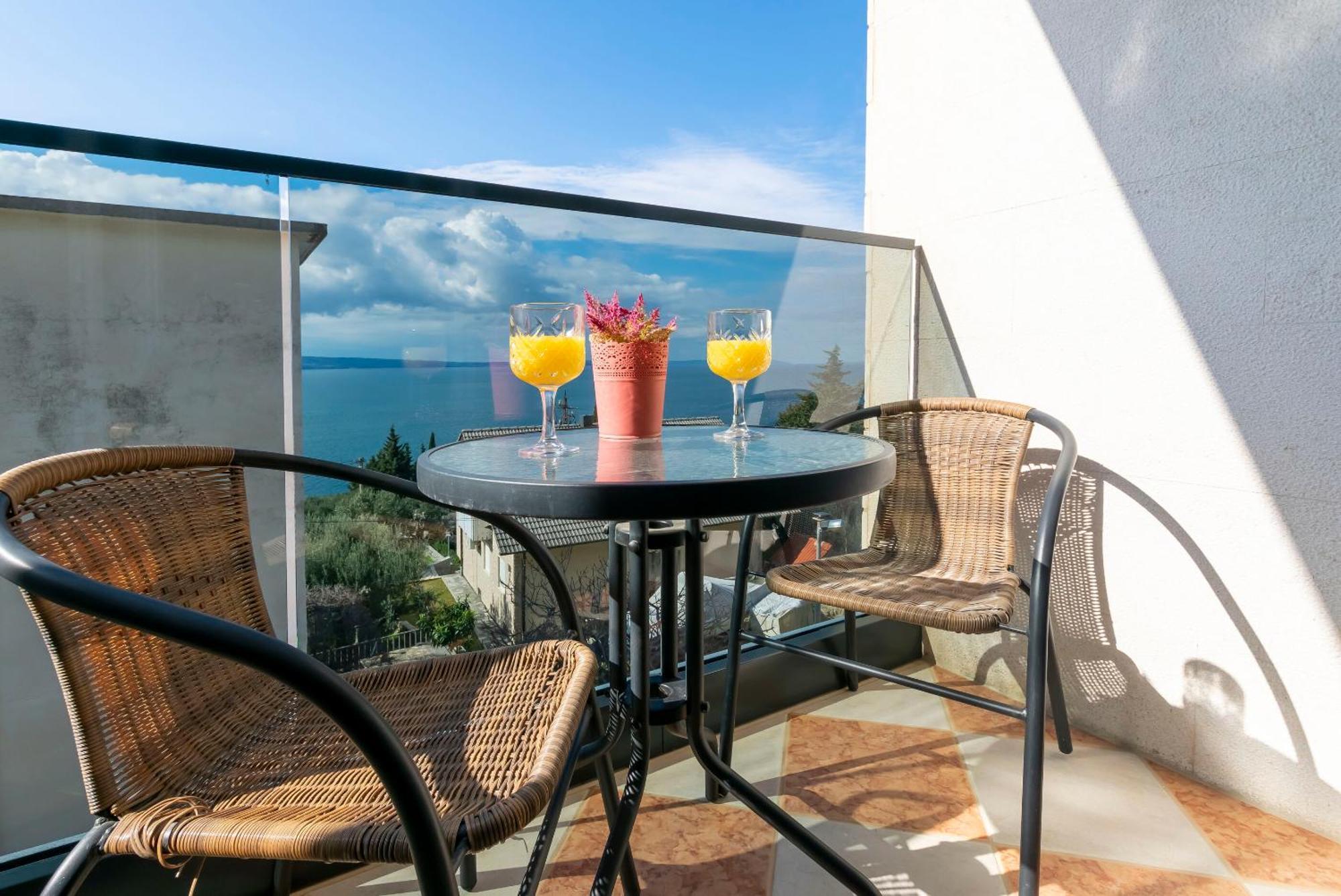 Apartment Milas With Pool Jesenice (Split-Dalmatia)