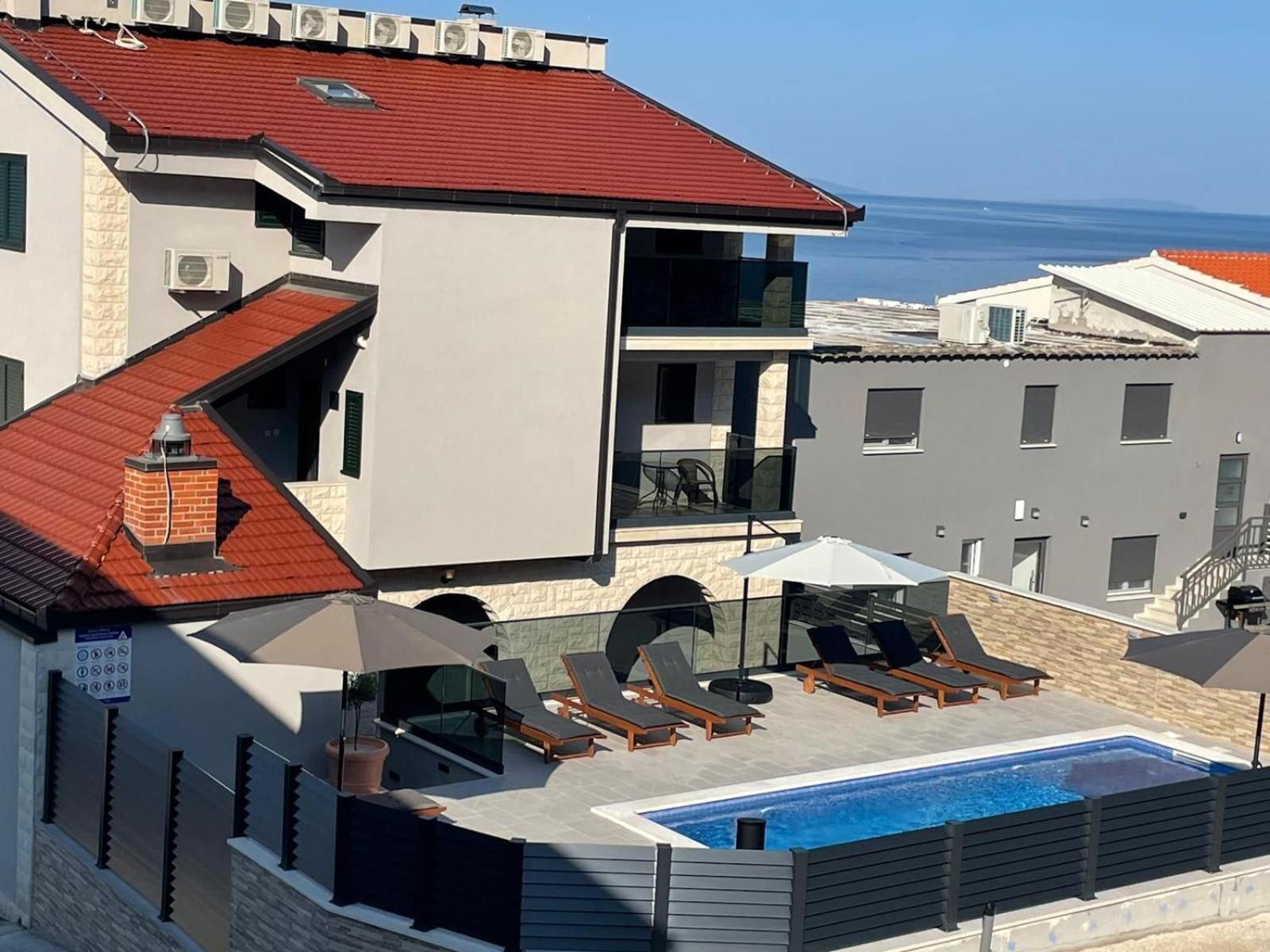Milas With Pool Apartment Jesenice (Split-Dalmatia)